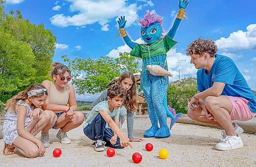 Animatie jeu de boules met kinderen en mascotte op VAGUES OCEANES Soleil de Provence.