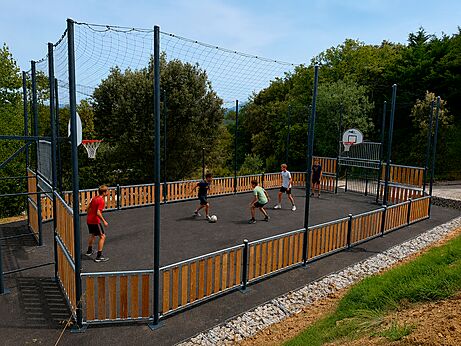 Multisportterrein voor voetbal en basketbal, camping VAGUES OCEANES Soleil de Provence.