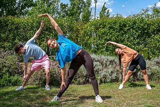 Stretching en fitness buitenactiviteit op camping VAGUES OCEANES Soleil de Provence.