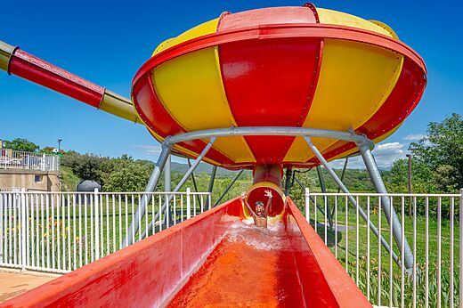 Kind op reuzenglijbaan waterpark camping VAGUES OCEANES Soleil de Provence.