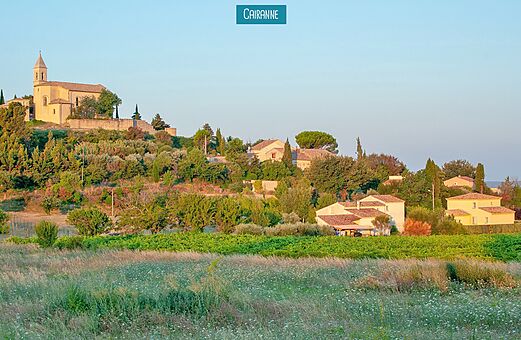 Gezellig dorp Cairanne met kerk, een bezienswaardigheid in de Provence.