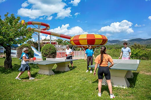 Tafeltennis en waterglijbanen op camping VAGUES OCEANES Soleil de Provence (84).
