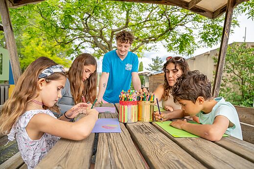 Tekenworkshop kinderen, animator op camping VAGUES OCEANES Soleil de Provence (84).