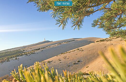 Mont Ventoux, iconische top in de Provence, met observatorium onder blauwe hemel.