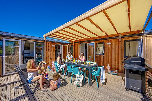 Stacaravan met overdekt terras en familiemaaltijd op camping VAGUES OCEANES Soleil de Provence in Saint-Romain-en-Viennois.