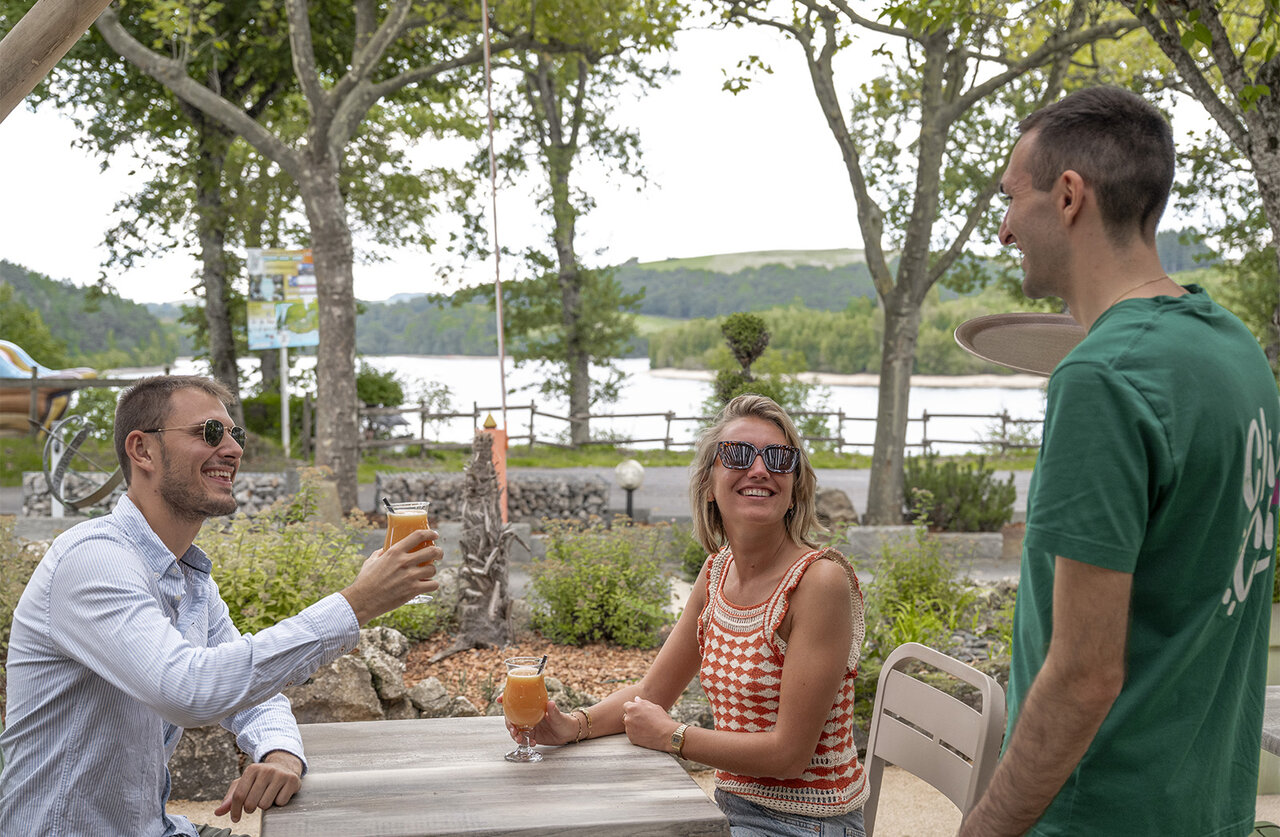 Buitenbar, uitzicht meer op camping CLICOCHIC Soleil Levant in Canet-de-Salars.
