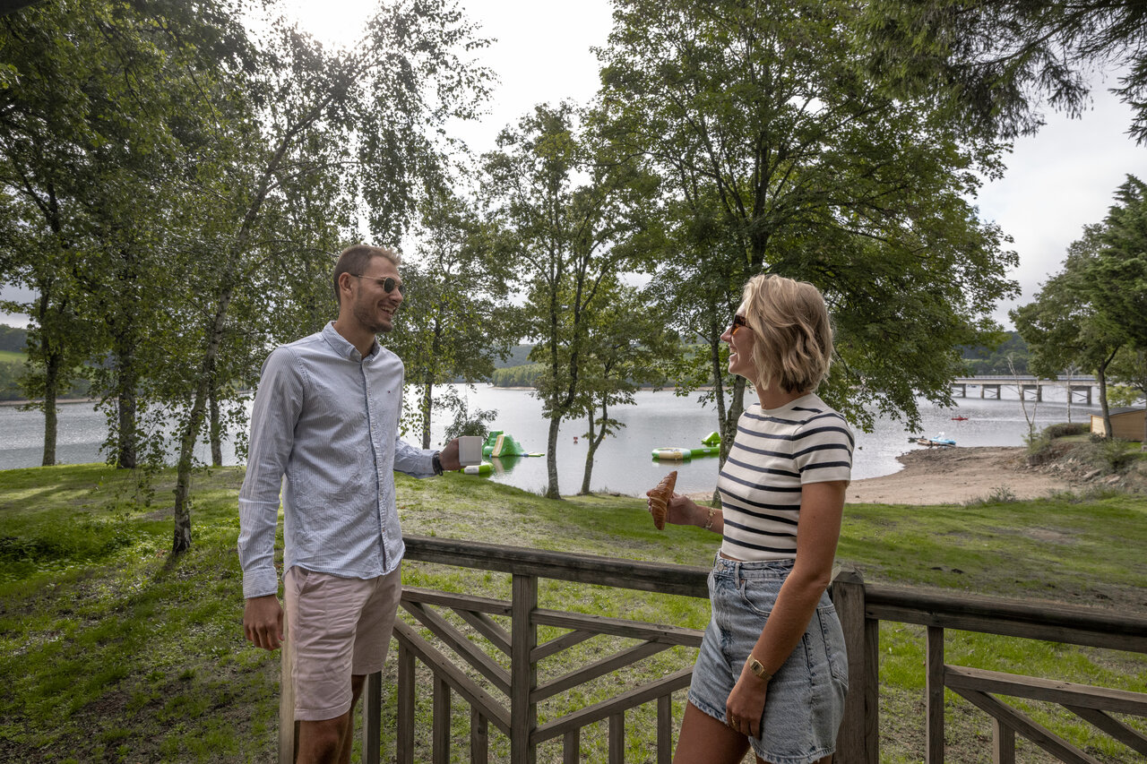 Koppel op terras, meer, wateractiviteiten op camping CLICOCHIC Soleil Levant in Canet-de-Salars.