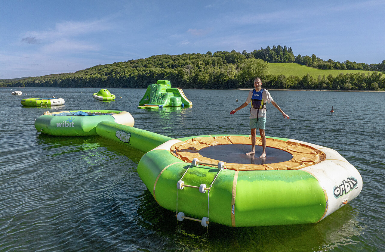 Drijvende trampoline, waterpark op meer bij camping CLICOCHIC Soleil Levant.