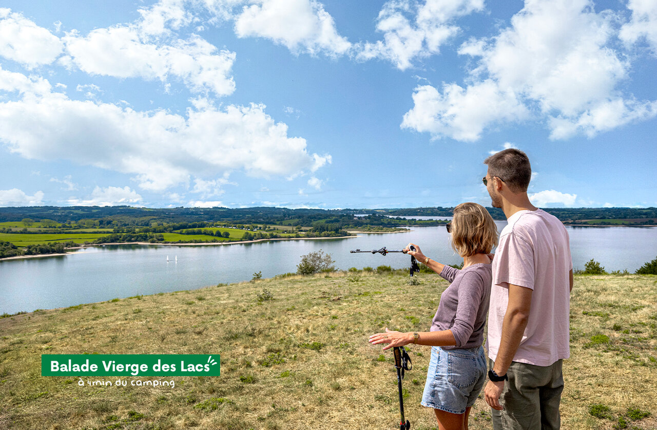 Wandelaars bewonderen het meer en landschap bij Balade Vierge des Lacs.