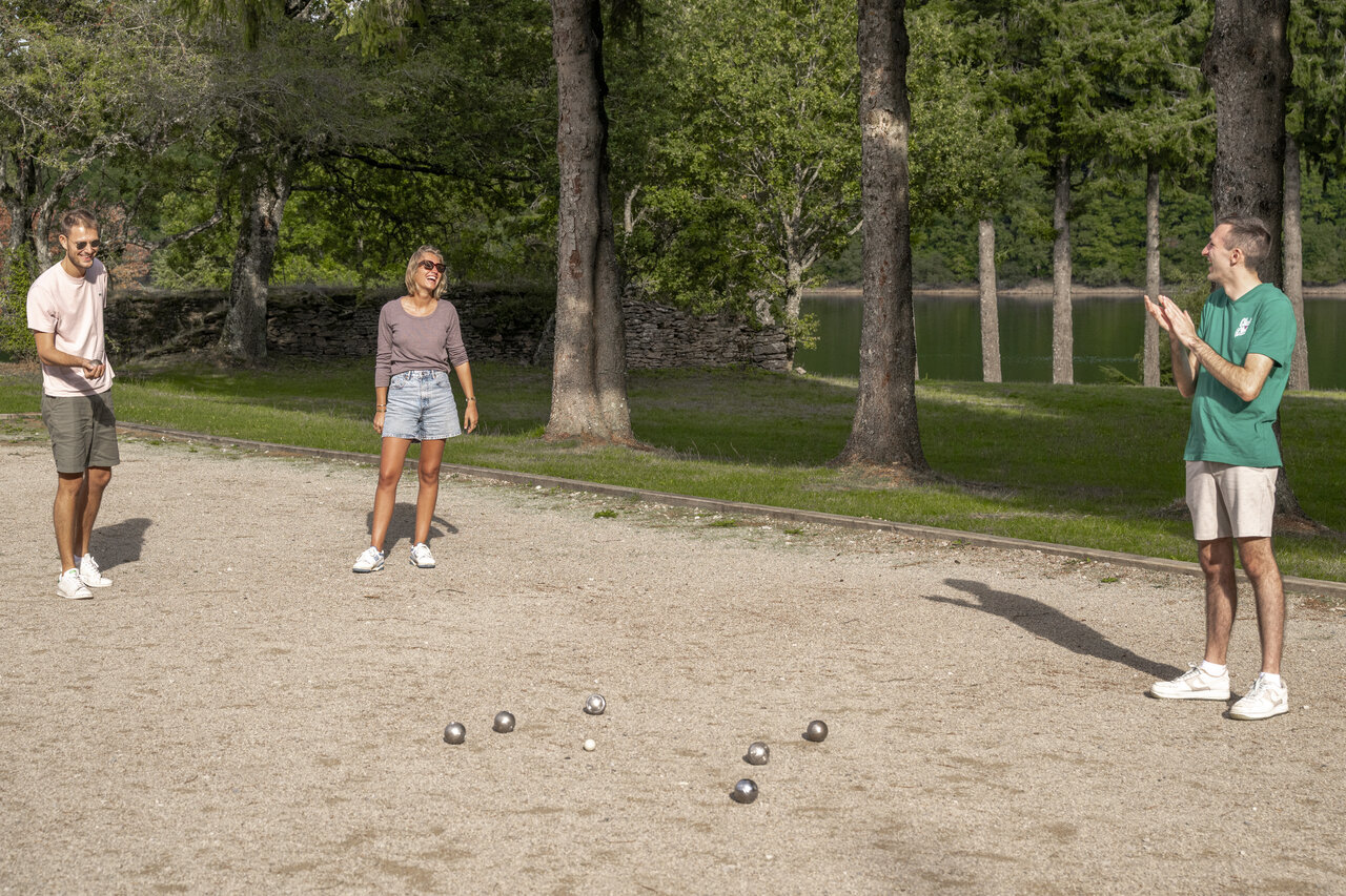 Vrienden petanque spelend op camping CLICOCHIC Soleil Levant (12).