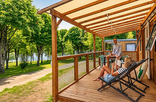 Mobil-home met overdekt terras, stel, camping CLICOCHIC Soleil Levant, Canet-de-Salars (12).