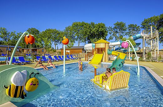 Waterpark met glijbanen en waterspelen op camping CLICOCHIC Soleil Levant.