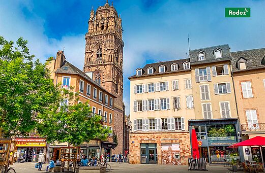 Kathedraal van Rodez en levendig plein, een historische plek om te bezoeken in Aveyron.