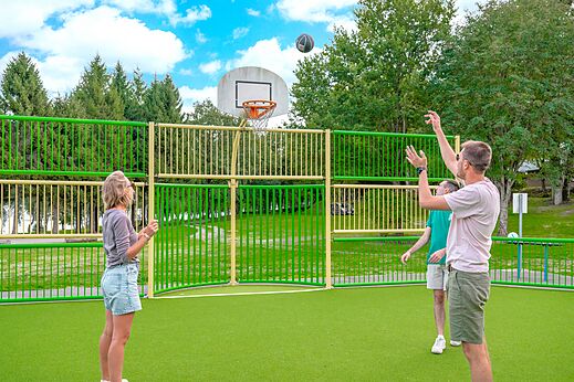 Basketbalveld en spelers op camping CLICOCHIC Soleil Levant in Canet-de-Salars (12).