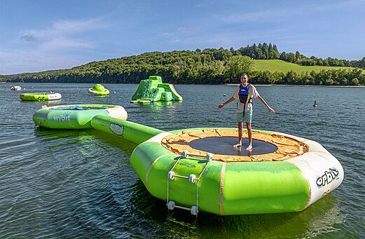 Opblaasbaar waterpark op het meer op camping CLICOCHIC Soleil Levant in Canet-de-Salars.