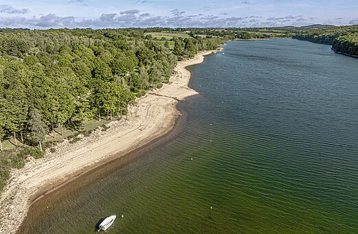 Zandstrand en meer, luchtfoto, op camping CLICOCHIC Soleil Levant (12).