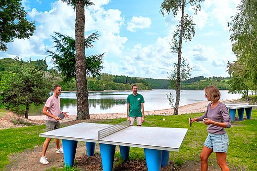 Buiten tafeltennis op camping CLICOCHIC Soleil Levant in Canet-de-Salars (12).
