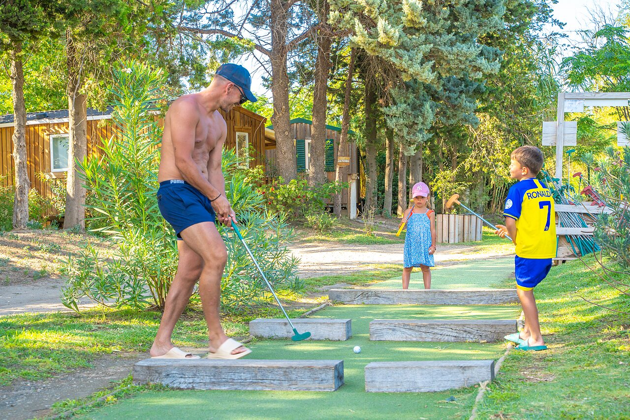 Familie speelt minigolf bij Mobil-homes op camping CAPFUN Soubeyranne in REMOULINS (30).