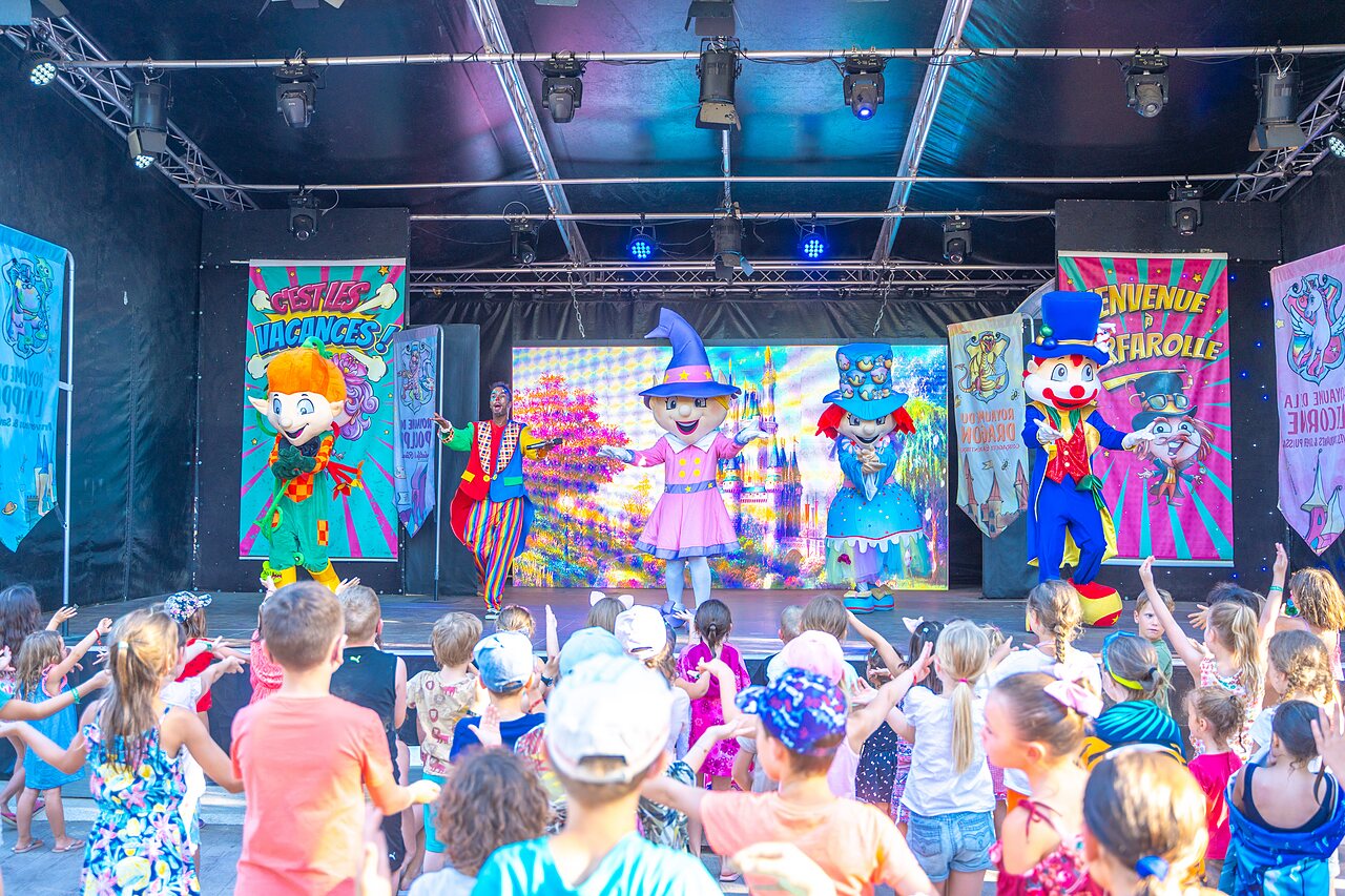 Animatievoorstelling met mascottes en kinderen op camping CAPFUN Soubeyranne, REMOULINS (30).