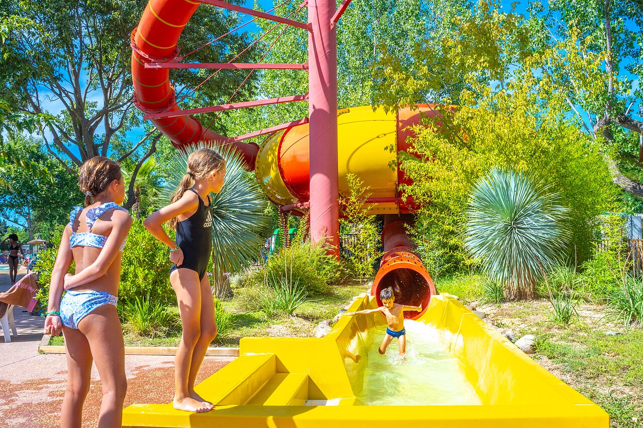 Gigantische waterglijbaan, kinderen bij het zwembad CAPFUN Soubeyranne in REMOULINS (30).