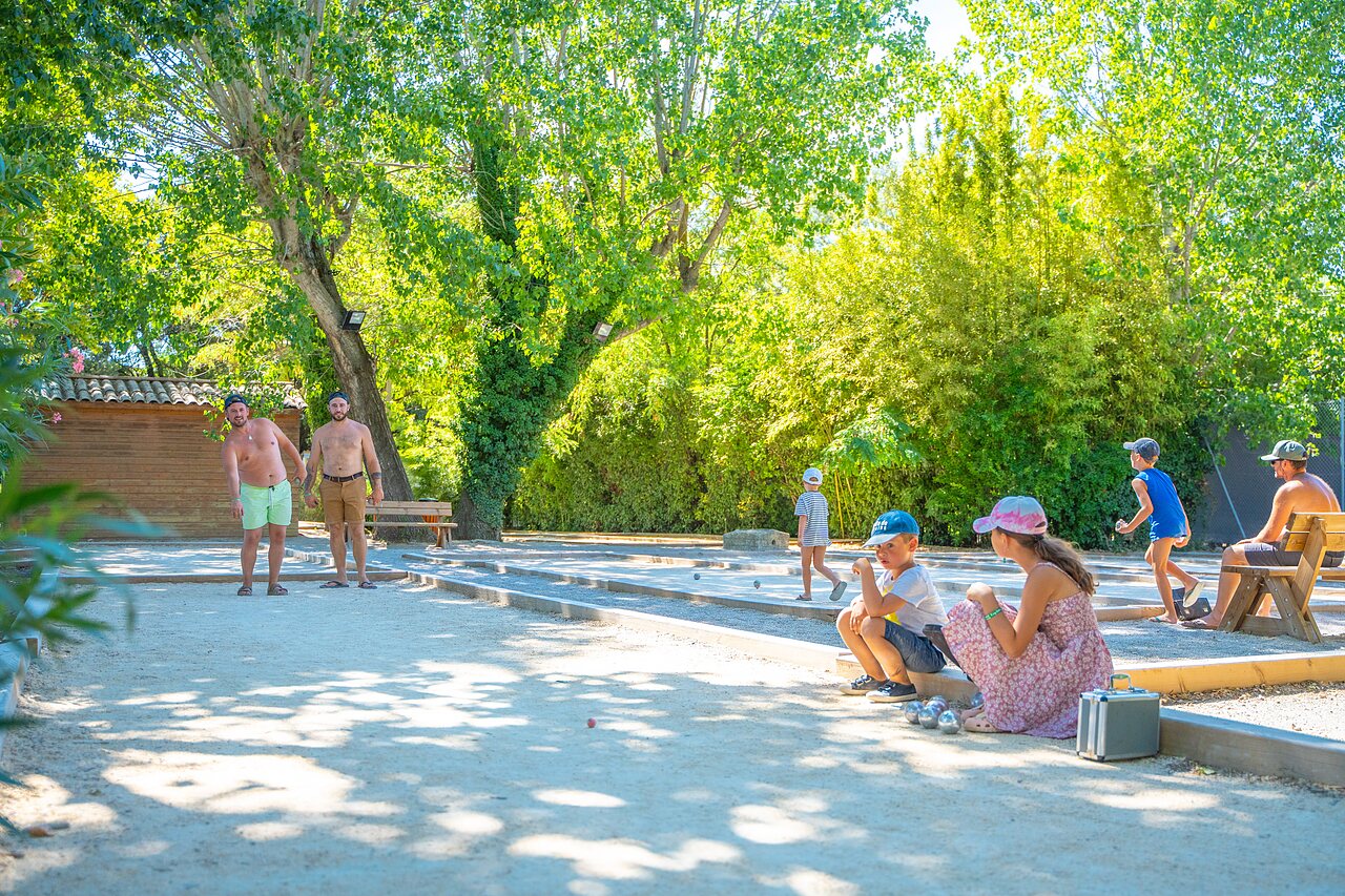 Schaduwrijk jeu de boules spel voor families op camping CAPFUN Soubeyranne in REMOULINS (30).