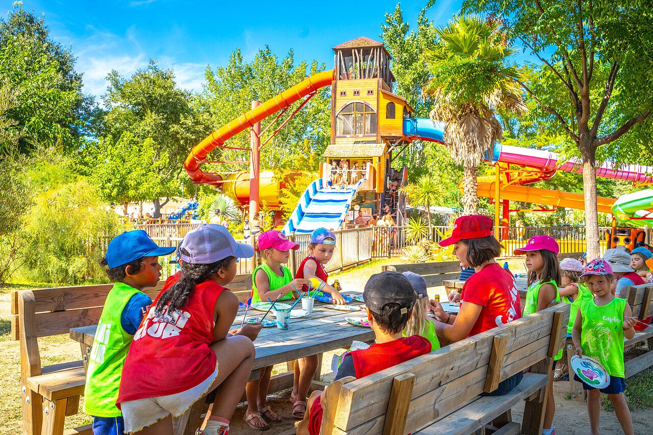 Creatieve workshop voor kinderen en waterglijbanen op camping CAPFUN Soubeyranne in REMOULINS (30).