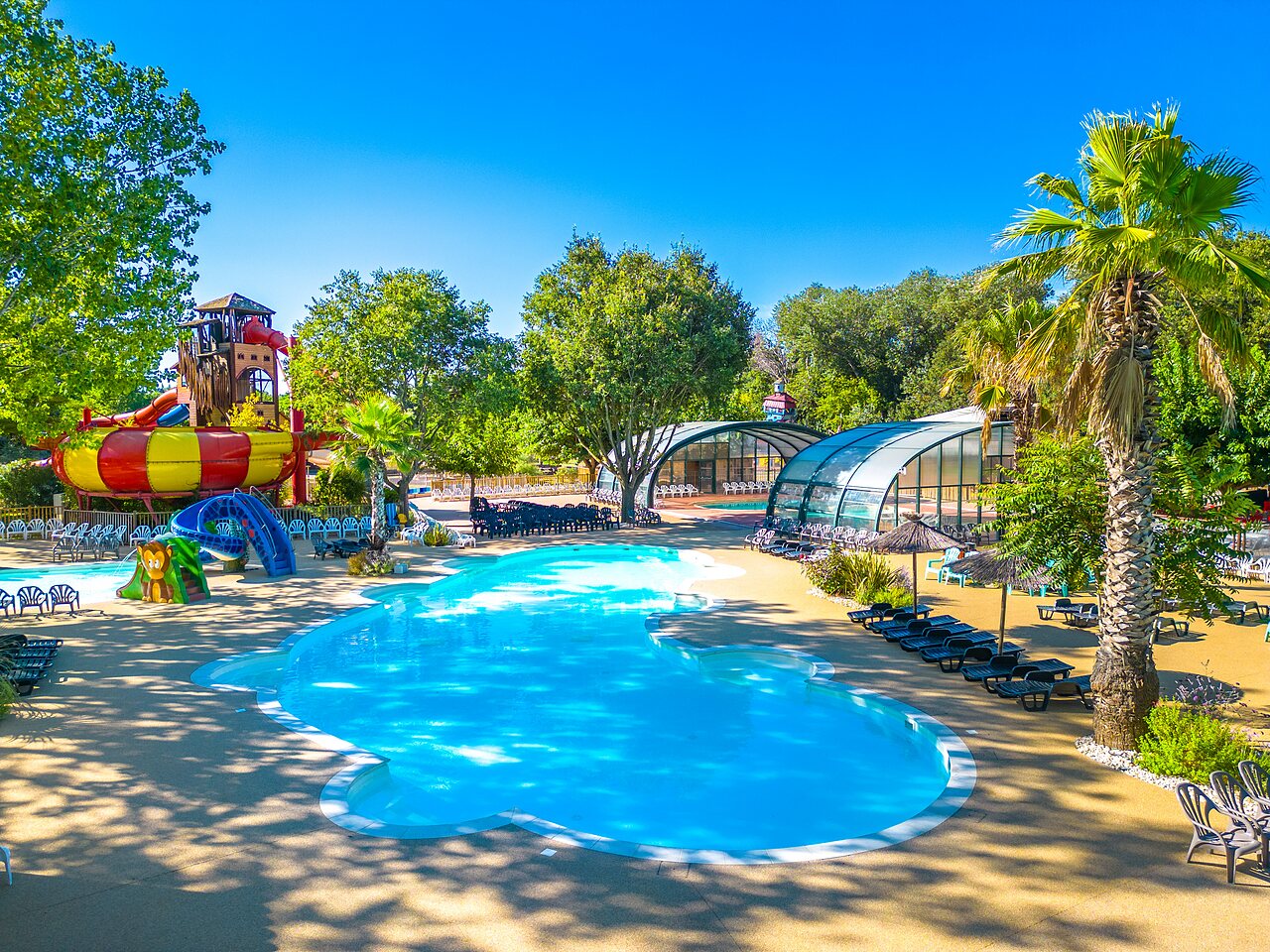 Groot waterpark met glijbanen en overdekte zwembaden op camping CAPFUN Soubeyranne in REMOULINS (30).