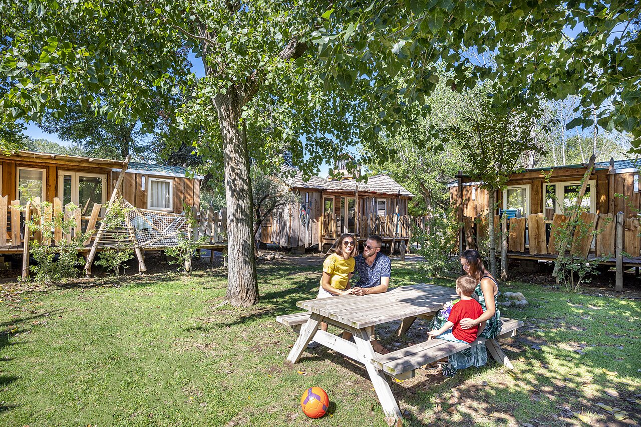 Houten Mobil-homes, familie, groen op camping CAPFUN Soubeyranne in REMOULINS (30).
