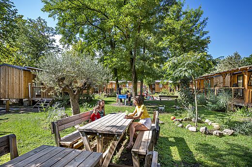 Houten stacaravans, families ontspannen op camping CAPFUN Soubeyranne in REMOULINS.