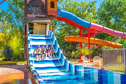 Familie op gigantische waterglijbanen op camping CAPFUN Soubeyranne in REMOULINS (30).