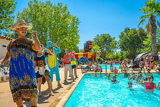 Feestelijke animatie en wateractiviteiten bij het zwembad van camping CAPFUN Soubeyranne in REMOULINS (30).