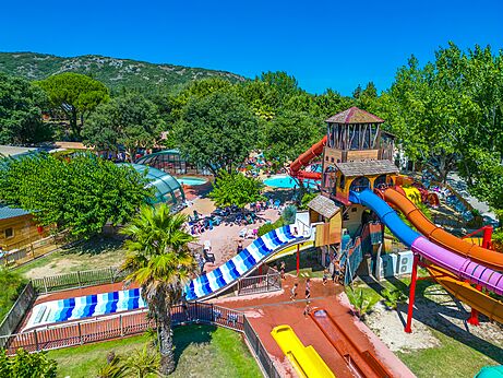 Reusachtige waterglijbanen en zwembad op camping CAPFUN Soubeyranne in REMOULINS (30).