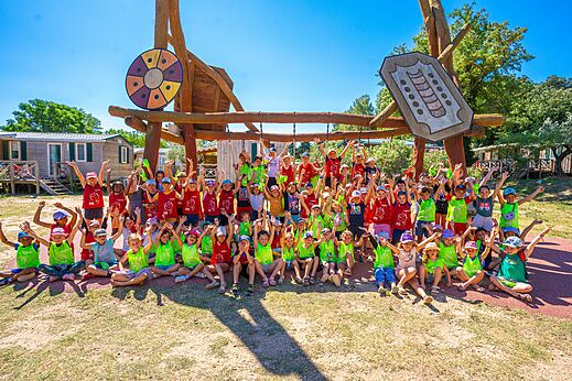 Vrolijke kinderen spelen op de speeltuin op camping CAPFUN Soubeyranne in REMOULINS (30).