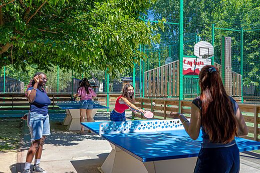 Jongeren spelen tafeltennis buiten op camping CAPFUN Soubeyranne in REMOULINS (30).