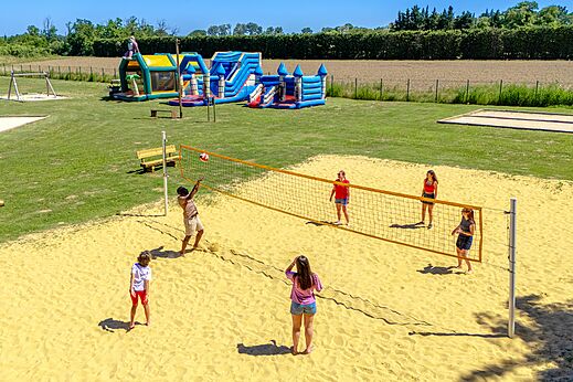 Beachvolleybal en opblaasbare spelen op camping CAPFUN Soubeyranne in REMOULINS (30).