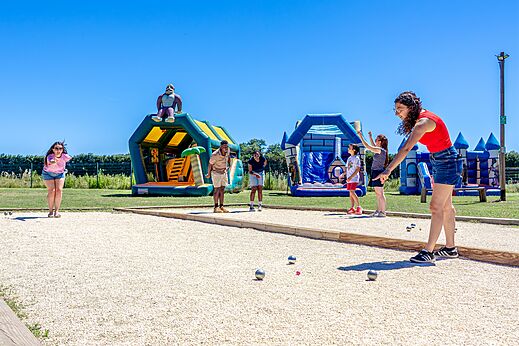 Jeu de boules en opblaasbare spellen camping CAPFUN Soubeyranne REMOULINS (30).