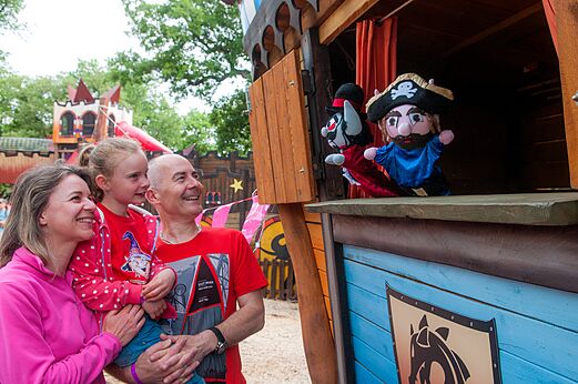 Familie kijkt naar poppenkastvoorstelling op camping CAPFUN Soubeyranne in REMOULINS (30).