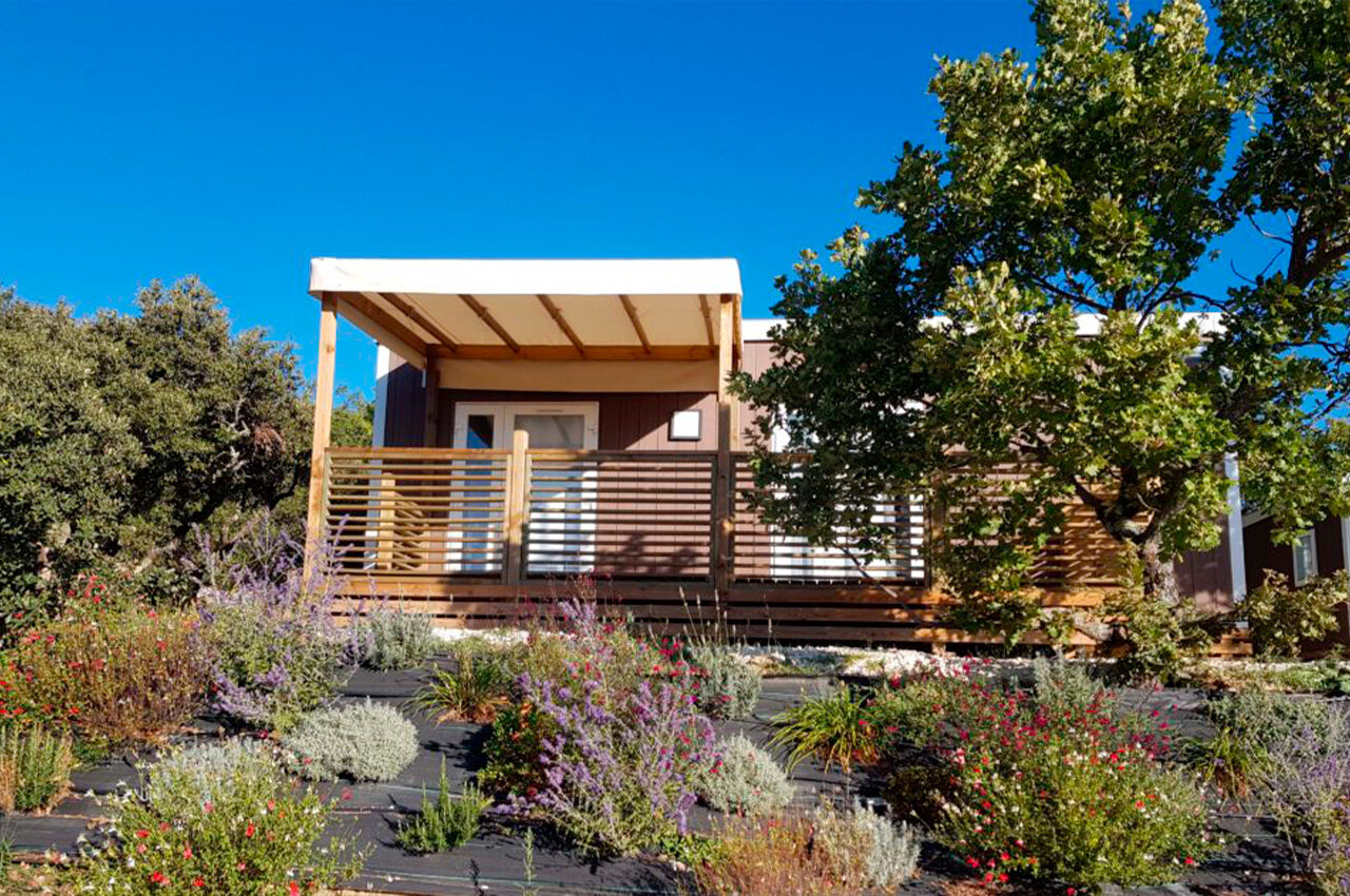 Modern Mobil-home en terras op camping Les Sources de Gordes in GORDES (84).