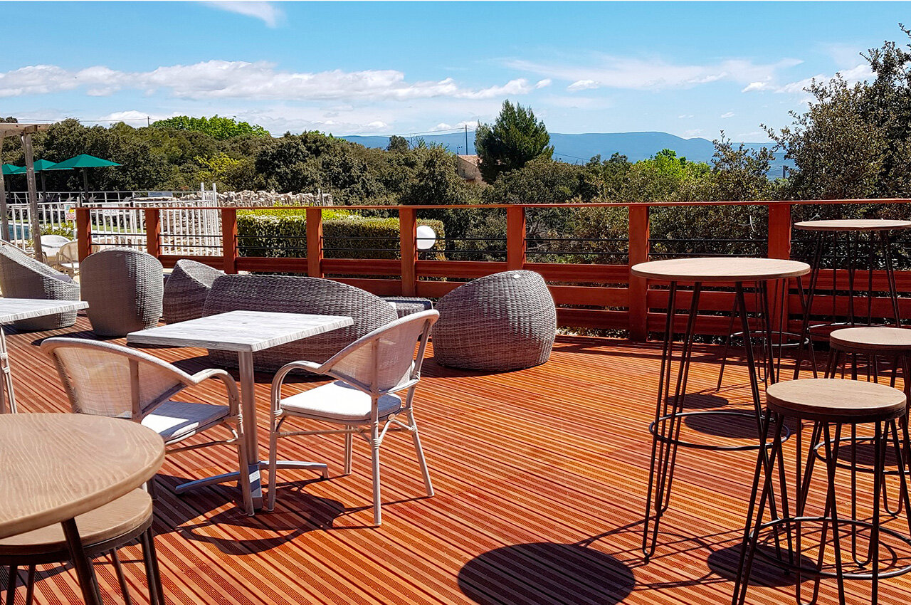 Modern bar-restaurant terras op camping CLICOCHIC Les Sources de Gordes in GORDES (84).