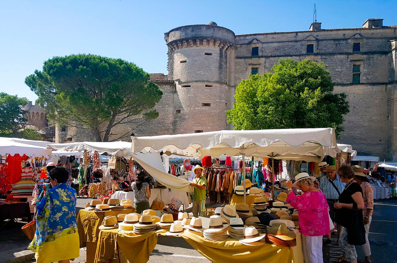 Levendige Proven�aalse markt, hoedenkramen, historisch monument. Camping CLICOCHIC Gordes (84).