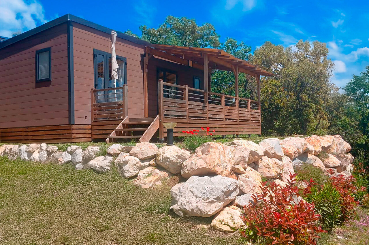 Modern stacaravan op camping Les Sources de Gordes in GORDES (84).