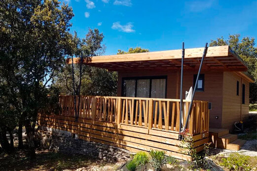 Houten Mobil-home, overdekt terras, camping CLICOCHIC Les Sources de Gordes in GORDES (84).