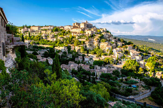 Heuveldorp Gordes in de Provence, stenen huizen en landschap van de Luberon.