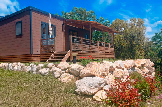 Modern stacaravan met houten terras op camping CLICOCHIC Les Sources de Gordes in GORDES (84).