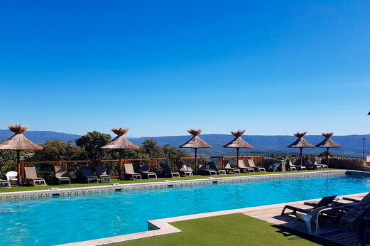 Buitenzwembad, parasols en stoelen op CLICOCHIC Les Sources de Gordes, GORDES (84).