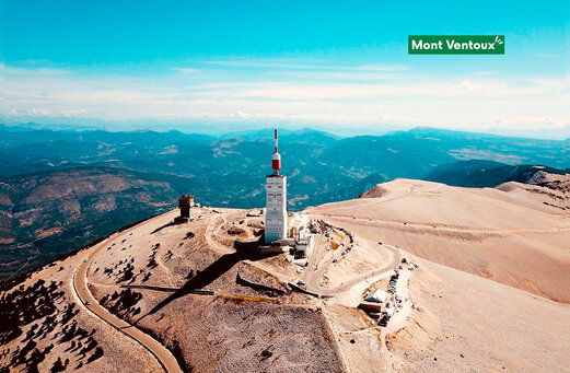 Top van de Mont Ventoux met observatorium, panoramisch uitzicht over de Provence.