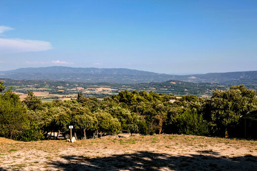 Panoramisch uitzicht op de natuur op camping CLICOCHIC Les Sources de Gordes in GORDES (84).