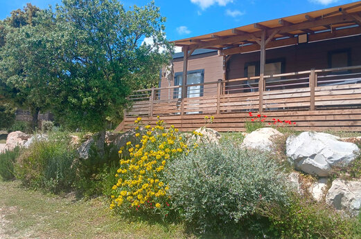 Moderne Mobil-home met houten terras op CLICOCHIC Les Sources de Gordes (84).