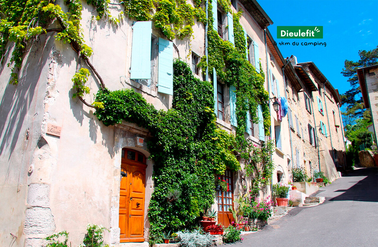 Schilderachtige straat en bloemrijke huizen in Dieulefit, charmante stad in de Dr�me Proven�ale.