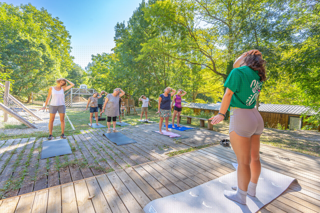Yoga les buiten voor volwassenen op camping CLICOCHIC Source du Jabron, Comps (26).
